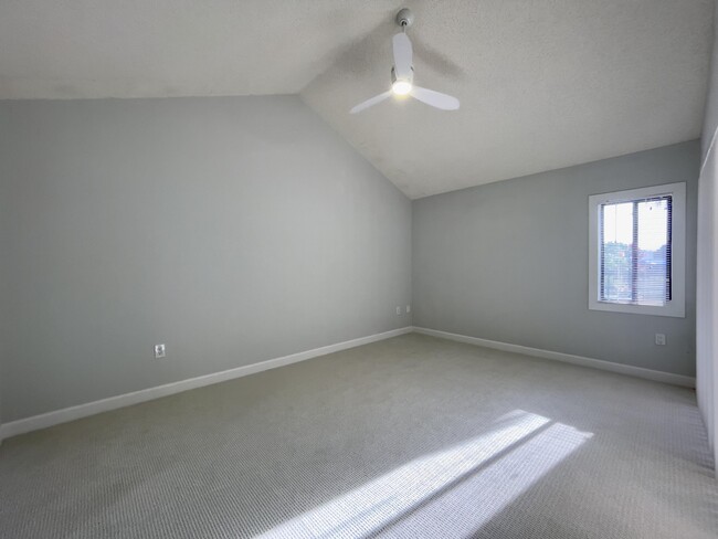 Building Photo - 208 E River Park Dr
