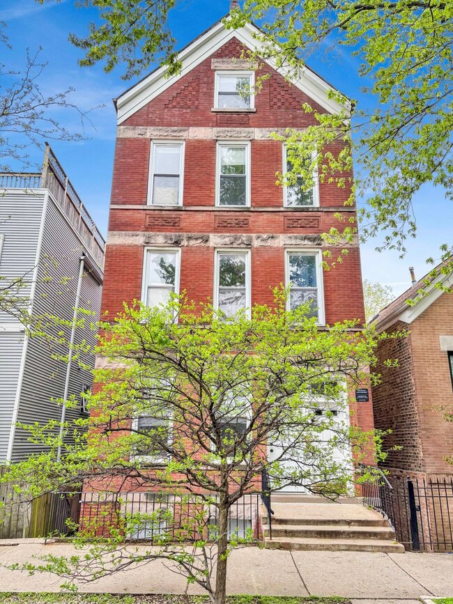 Building Photo - TONS OF LIGHT 2 BED IN BUCKTOWN! -- AVAILABLE 8/1!