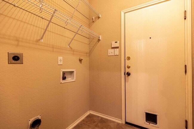 Building Photo - 906 Ashbury Bluff