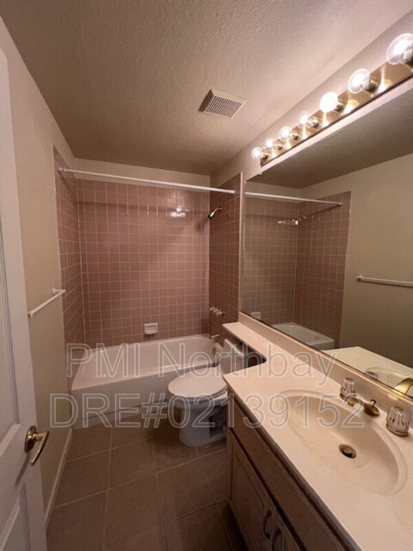 Building Photo - 3213 Hilton Head Dr