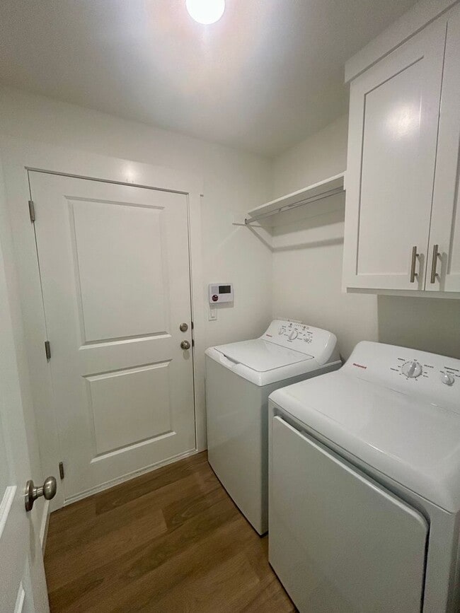 Building Photo - Great floorplan on a corner lot!