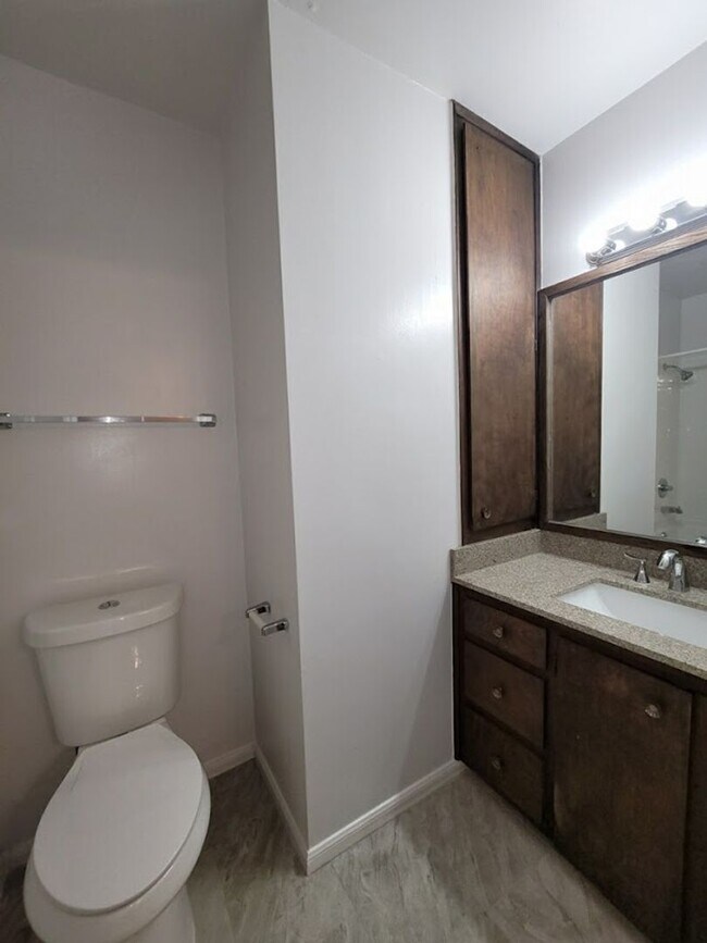 Building Photo - Orange Tree - West Campus- Beautiful 2 Bed...