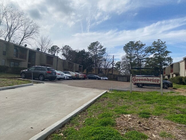 Building Photo - Condominium in Greenbrier. Available immediately! Conveniently located near the U of M. Newly ren...