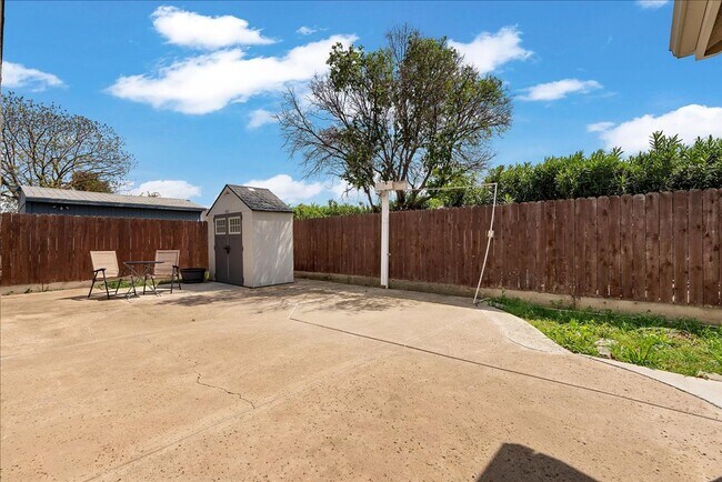 Building Photo - This home is loaded with upgrades and space in North Hanford.  Call today!