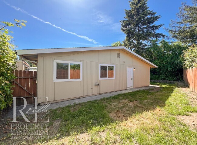 Building Photo - Refreshed 3-Bed Hefner Home with Private Lawn & Covered Parking