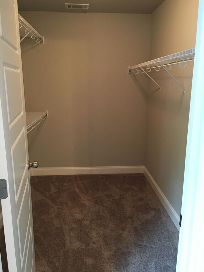 Building Photo - Pre- Leasing Fall 2026 5 Bedroom Near Down...