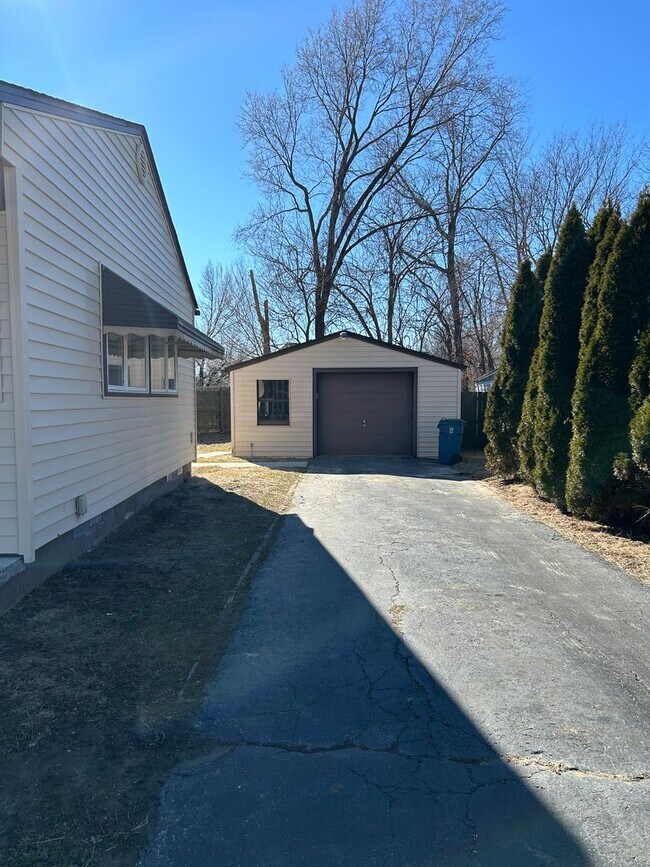 Building Photo - 400 Meadow Ln