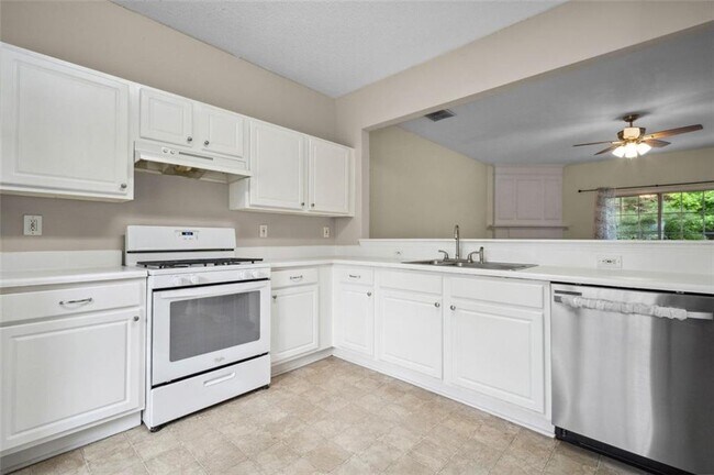 Building Photo - 14 Highoak Dr