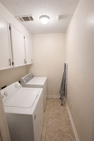 Building Photo - 205 Dogwood Dr