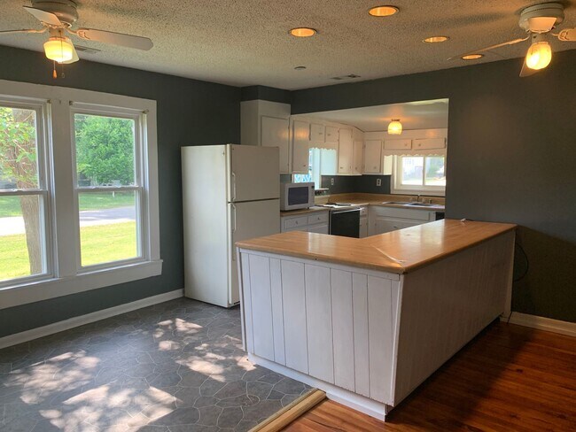 Building Photo - A quaint three bedroom one bath single family house in Five Points