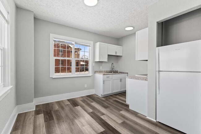 Building Photo - 621 E Main St