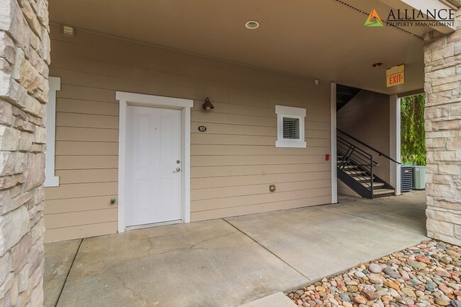 Building Photo - Great Location!