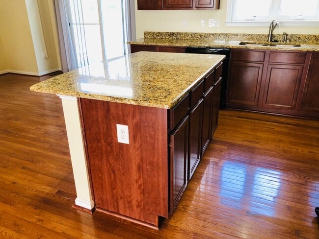 Building Photo - 4 bed/3.5 bath Townhouse in Suncrest Village - July 27th