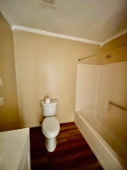 Building Photo - 1914 Ross Ave