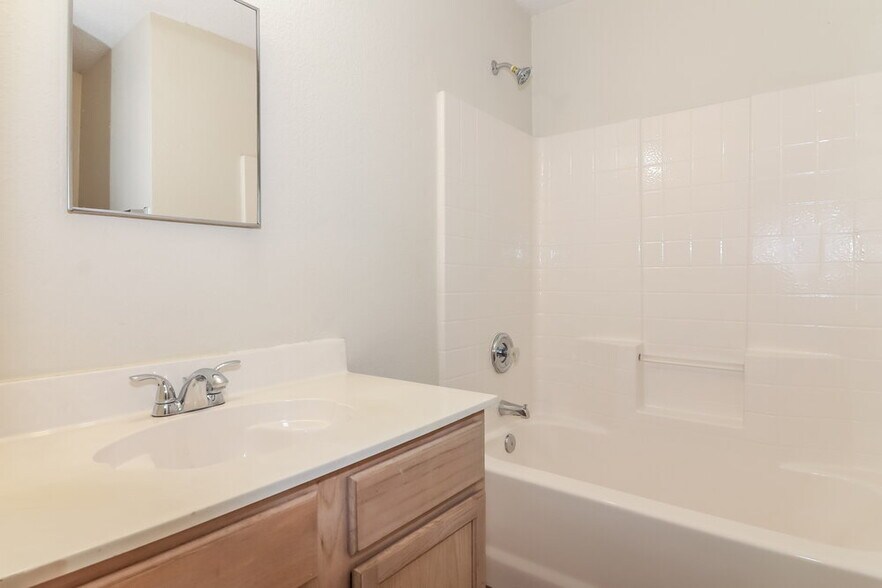 Building Photo - 8804 Seven Oaks Ln