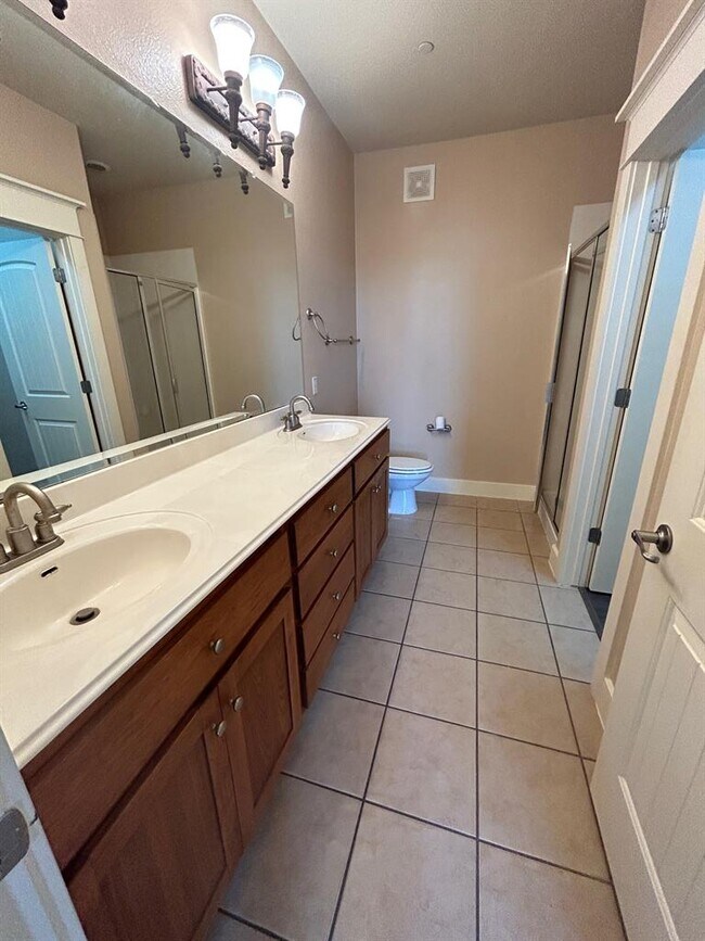 Building Photo - 6608 Lantern View Dr