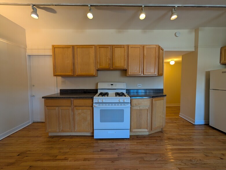 Building Photo - 957 W Cornelia Ave