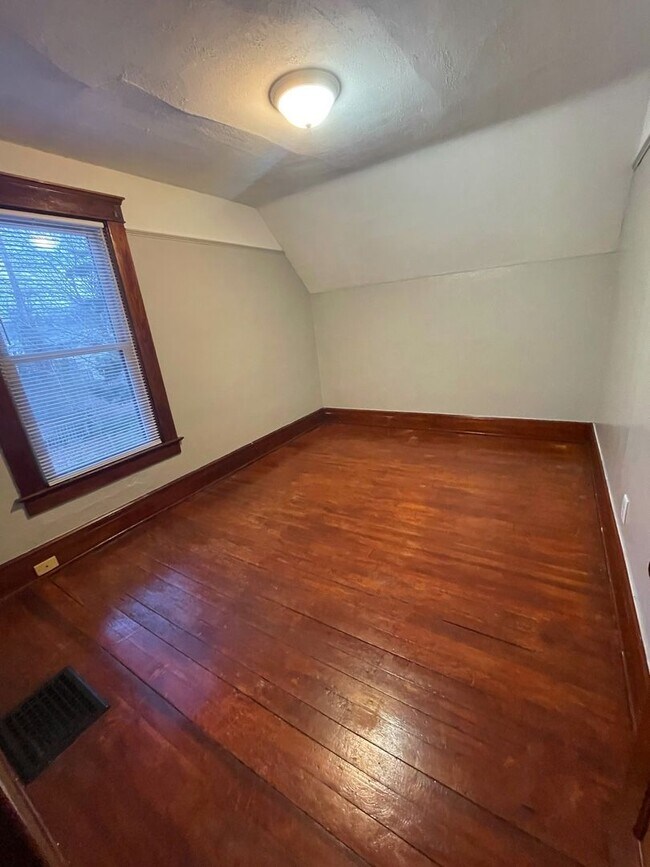 Building Photo - Three Bedroom House on Main St! | Parking, Laundry, and Central Air