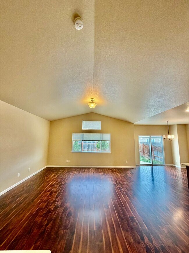 Building Photo - Renovated Milliken Home!