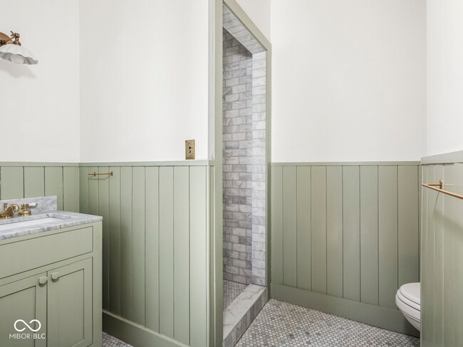 Building Photo - 1118 E St Clair St