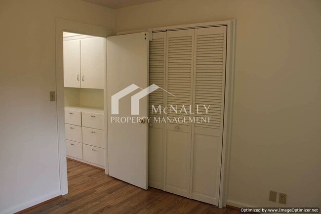 Building Photo - Bright 2 Bedroom 1 Bath Craftsman in Desir...