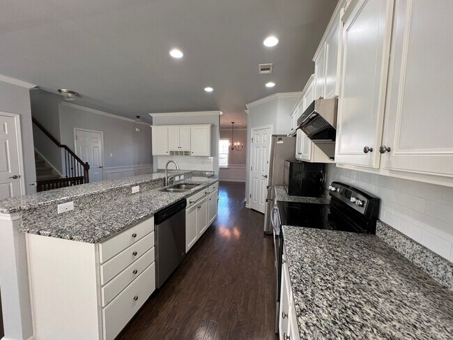 Building Photo - 4 Bedroom 3 Bath - Gorgeous Backyard in Le...