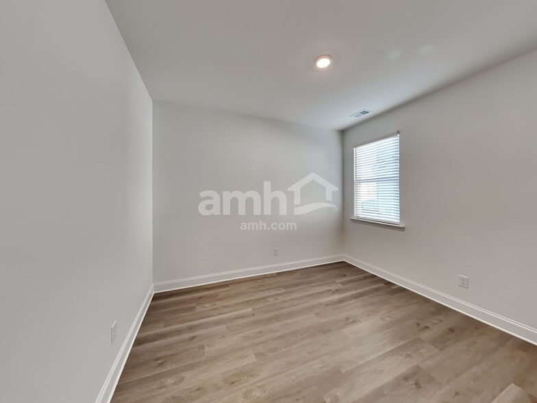 Building Photo - 1039 Highland Walk