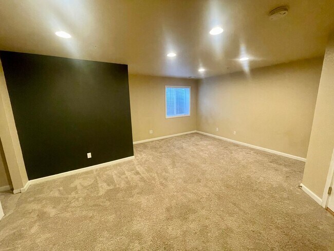 Building Photo - Amazing 3 bed, 3.5 bath Condo in Rigden Farm!