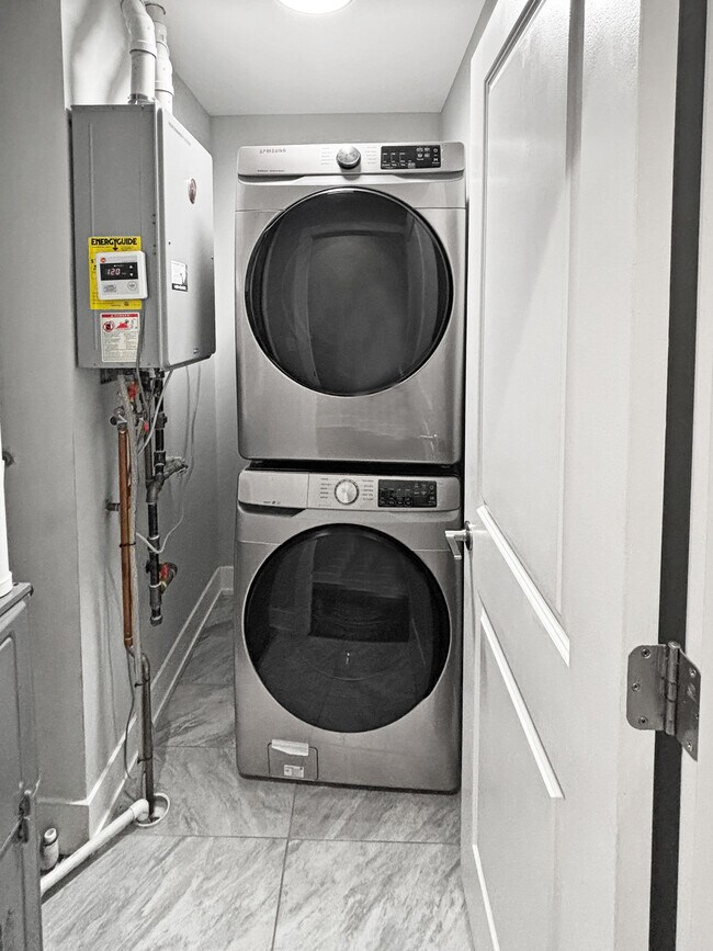 Building Photo - 1634 W Cermak Rd