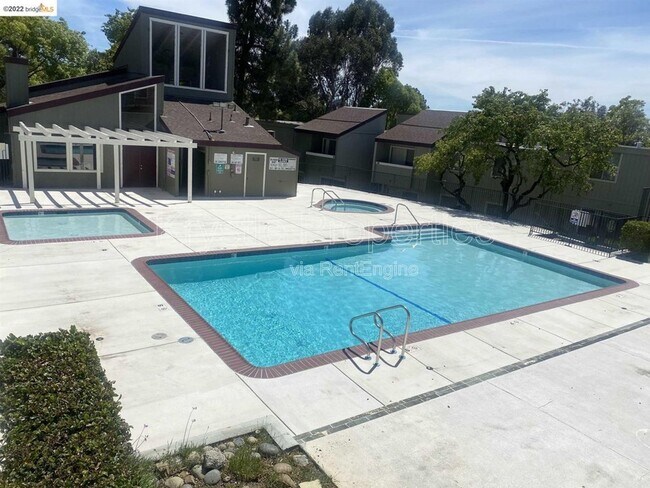 Building Photo - 355 Parkview Terrace