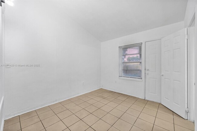 Building Photo - 840 SW 7th St