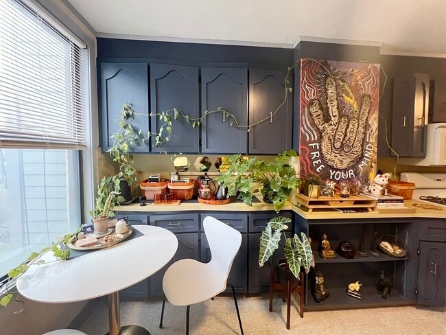 Building Photo - 223 Paris St