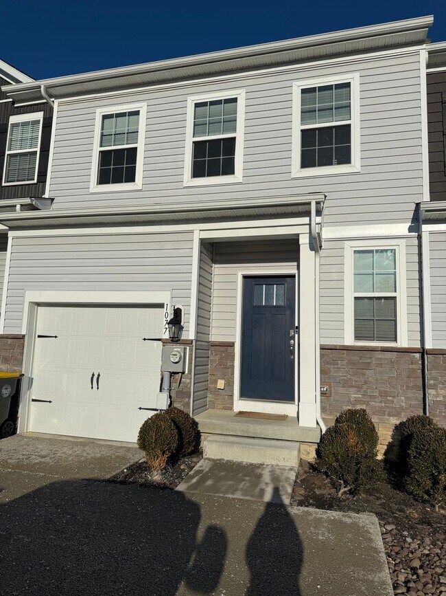 Building Photo - LARGE THREE BEDROOM TOWNHOME in PARKLAND SCHOOLS