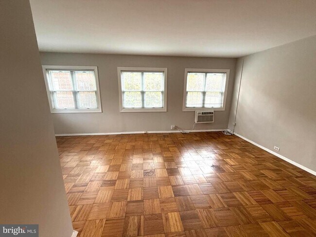 Building Photo - 3254 Valley Dr