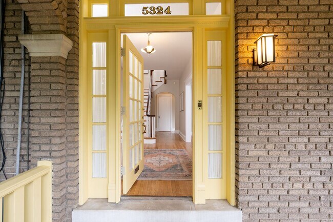 Building Photo - Charming Townhome | 5 Bed | 3.5 Bath | 2,400 Sf | Covered Front Porch & Large Fenced-In Backyard ...