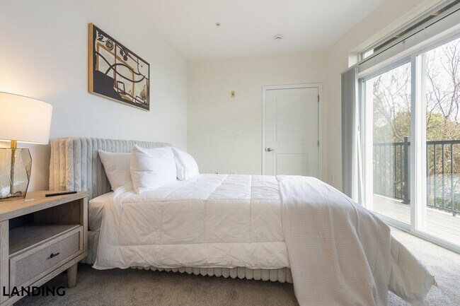 Building Photo - 4921 Pretty Lake Ave