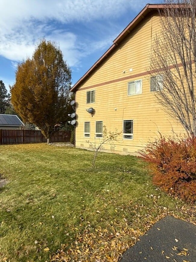 Building Photo - Spacious town home in small community.  Spacious and bright!  Available now!
