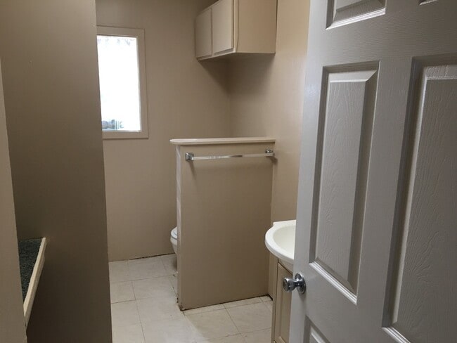 Building Photo - Very cute 2 Bedroom 1 Bath with Bonus Room.