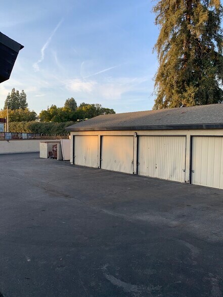 Building Photo - 450 S Argyle Ave