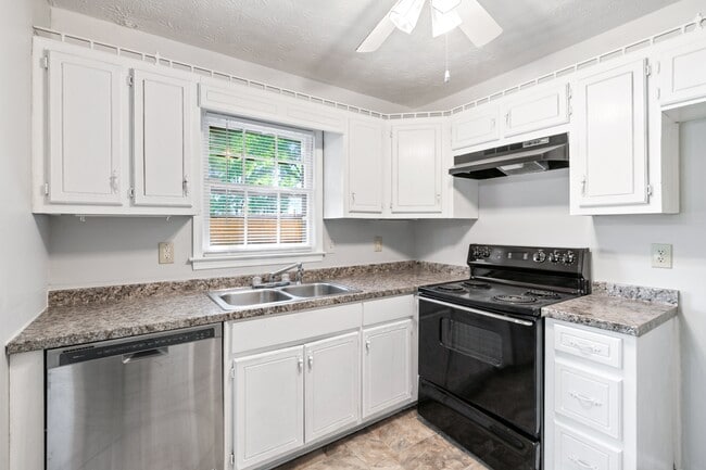 Building Photo - 1704 Hunting Creek Dr SE