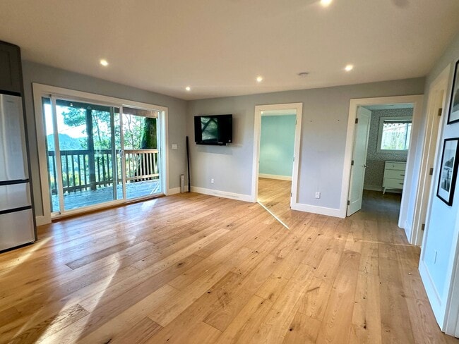 Building Photo - Fairfax Hillside Flat w/Valley Views