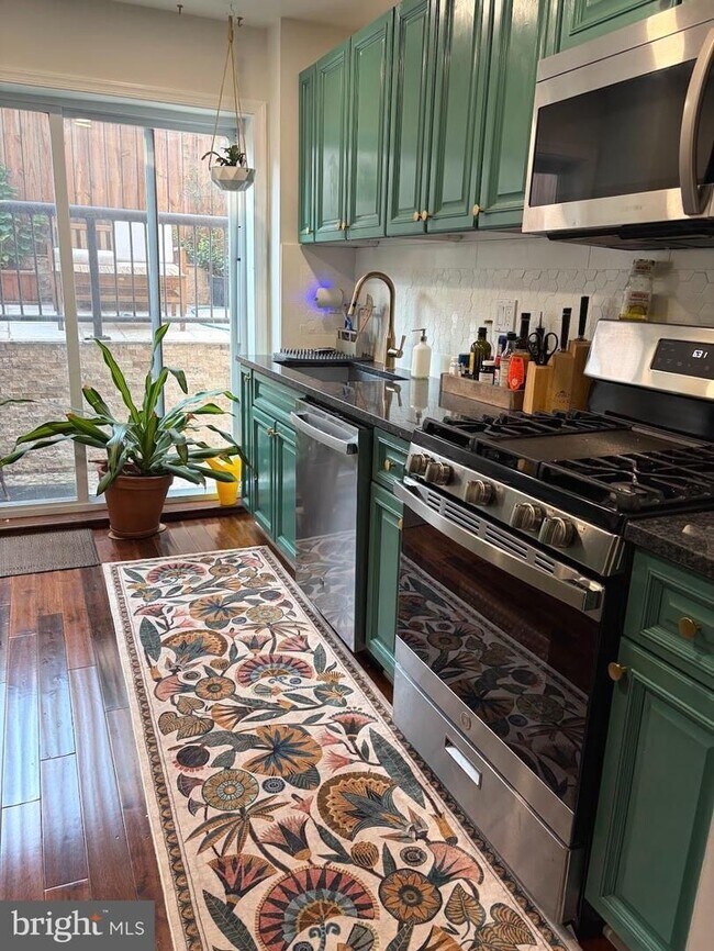Building Photo - Beautifully renovated 3-bedroom, 2-bathroom home in the highly sought-after Canton/Fells Point ne...