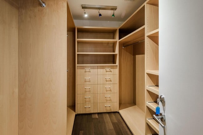 Building Photo - 2510 Skyfarm Dr