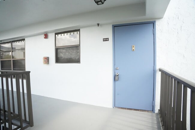 Building Photo - 4640 Lucerne Lakes Blvd W