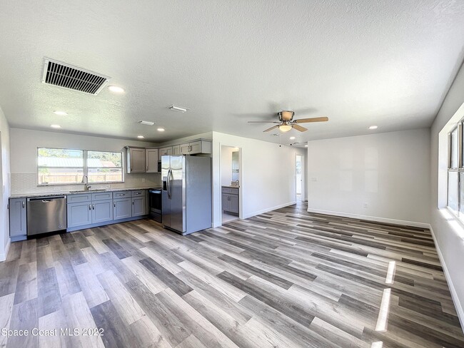 Building Photo - 124 Bermuda St