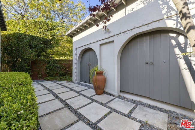 Building Photo - 2601 Nichols Canyon Rd