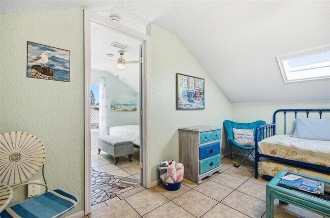 Building Photo - 305 N 6th St