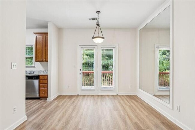 Building Photo - House 3 Beds 3 Bath