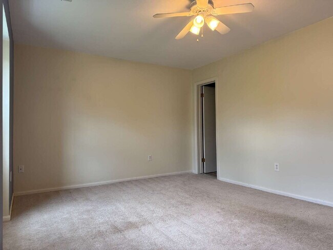 Building Photo - Delightful End-Unit Townhome in Courts of ...