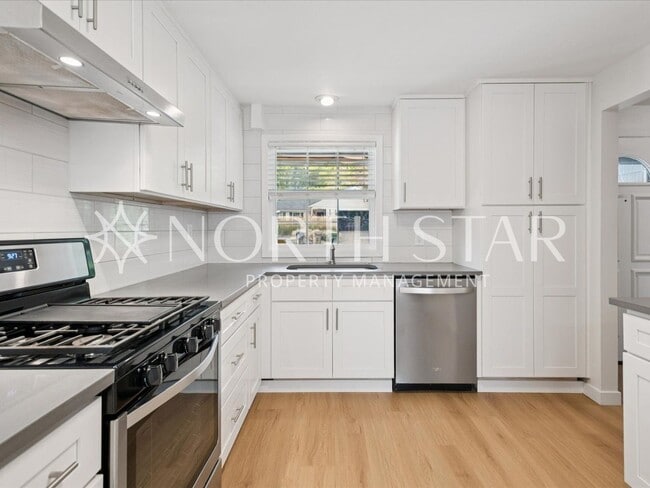 Building Photo - Charming Updated One-Level Home with Spaci...